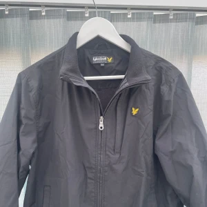 Jacka Lyle & Scott - Säljer denna jacka från lyle & Scott i svart | Storlek 14-15 vilket motsvarar XS i herr | Skick 8/10 Inga hål eller defekter bara tecken på användning | Dma vid funderingar 💭
