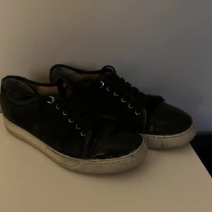 Lanvin strl 40-41 - Tja, säljer mina lanvin för de andvänds inte så mycket mer😀.. Box medföljer!  De är slitna lite här o där men går att andvända🙌🏼 -nypris 5000- 