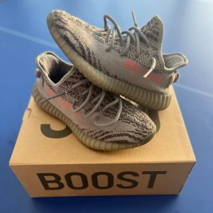 Adidas Yeezy Boost 350 V2 - Säljer ett par Adidas Yeezy Boost 350 V2 då jag har växt ifrån dom. Skorna har en riktigt skön dämning. 