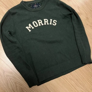 Grön stickad tröja från Morris - 💚Riktigt fet Morris tröja💚 säljer nu en riktigt go Morris tröja till som vanligt ett dunder pris✅ tröjan är som ny förutom möjligen några väldigt små defekter Samt lite urtvättad🤝 hör gärna av dig med frågor eller funderingar🙋