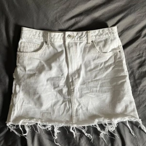 Vit jeanskjol - Vit jeanskjol, säljer då den var alderled för högmidjad och tajt i midja för min smak, så om man är M-S kan man säkert ha den som lågmidjad.💗