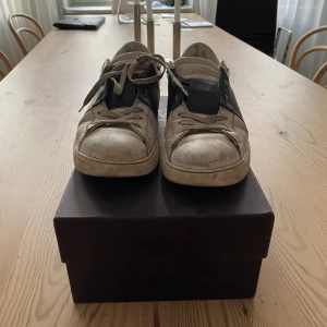 Valentino sneakers i vitt och svart - Valentino äkta med låda. Dom är i ok skick va jävligt smutsiga 