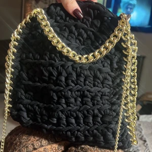 Svart stickad väska  - Superfin stickad stella mccartney liknande väska. Väskan är svart med guld detaljer! 