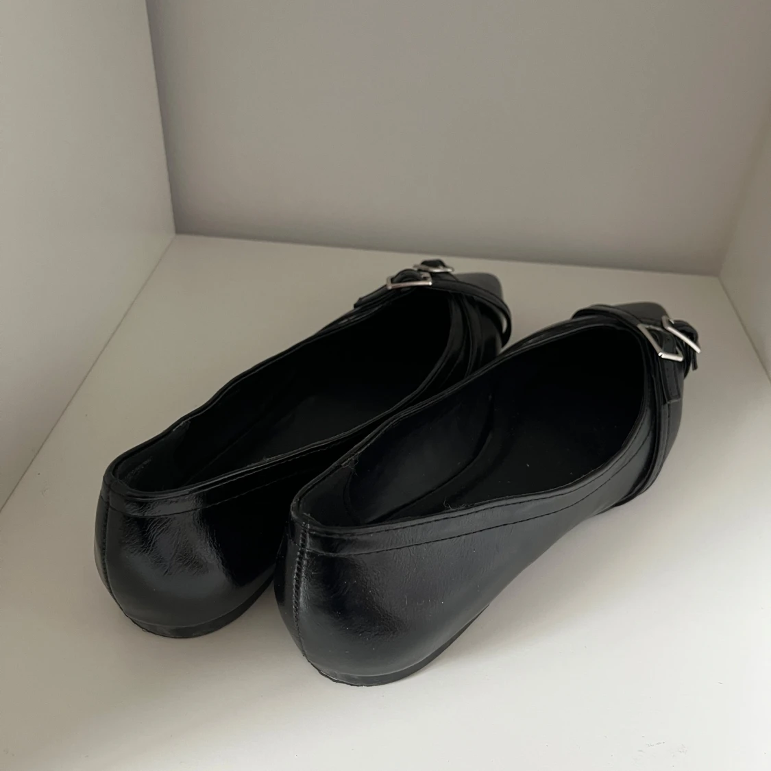 Svarta ballerinaskor med spänne - 2