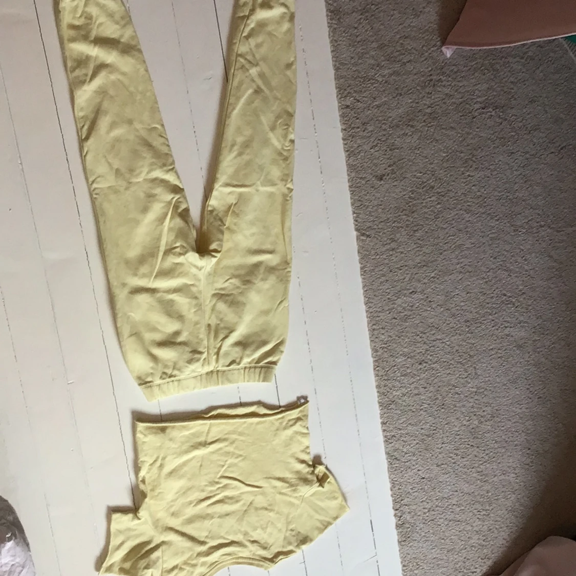 Gult sett med tryck "ALIVE" - 1