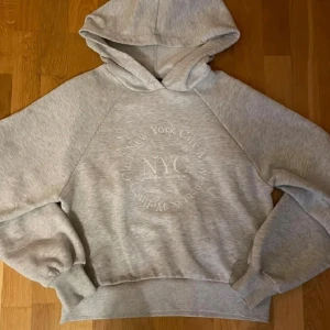 Hoodie - Fin grå huvtröja från gina tricot!⭐️ sparsamt använd