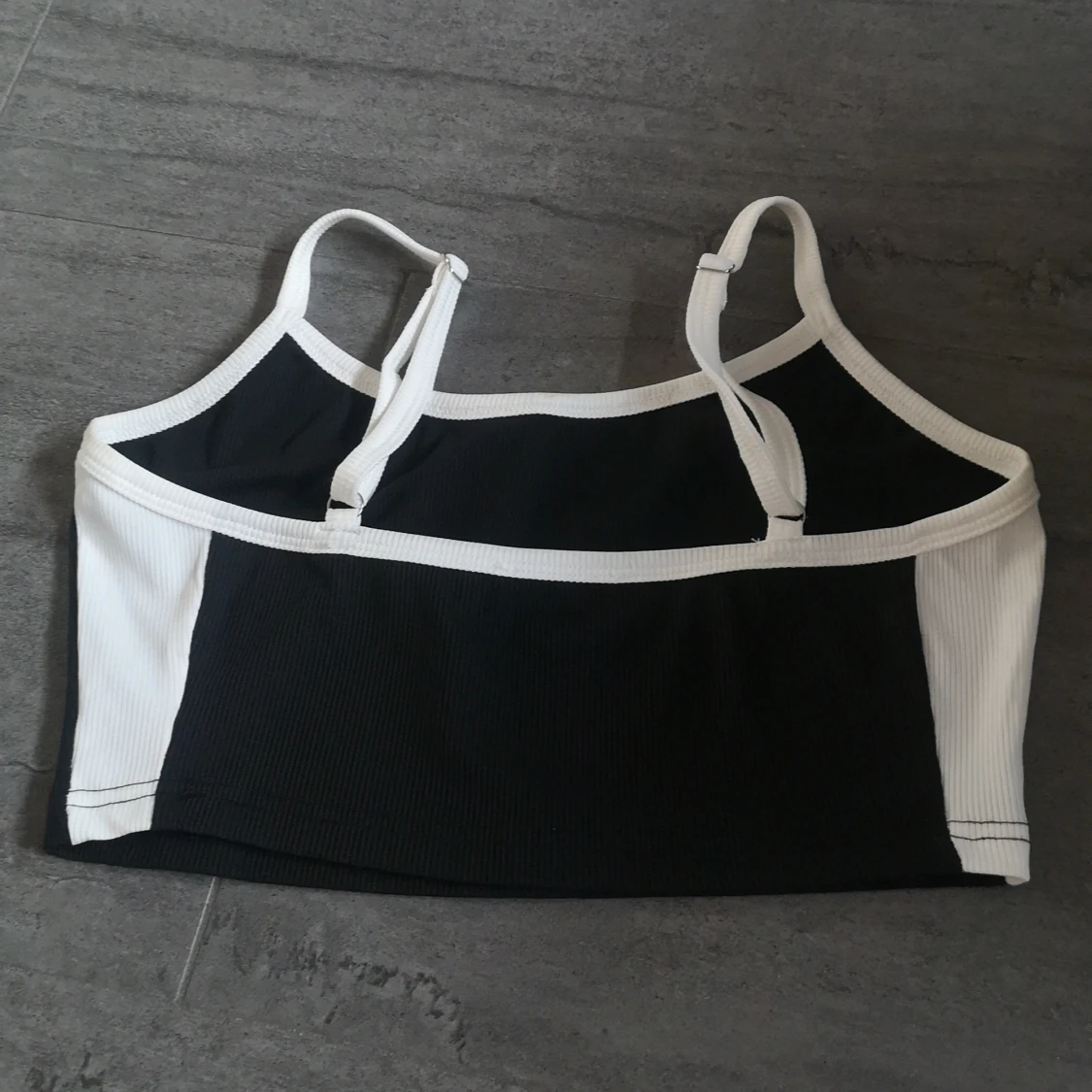 Svart och vit ribbad tubtopp från Shein - 1