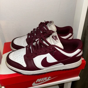 Nike Dunk low bordeaux - Hej säljer nu mina skor då dom inte används längre. Skorna är i bra skick finns inga störe tecken på användning förutom lite creasing. Kom med bud eller om du har något intressant att byta  mvh/Einar 