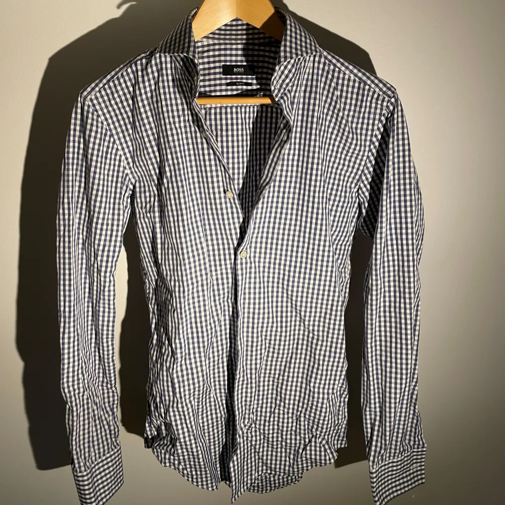 Hugo Boss rutig skjorta – stl 38/15 (S eller liten M) Säljer en snygg och stilren Hugo Boss-skjorta i storlek 38 (15 tum krage). Skjortan är blå och vit-rutig, perfekt för både jobb och vardag. Klassisk passform med hög kvalitet och bra komfort. ✔ Märke: Hugo Boss ✔ Storlek: 38 / 15 (S/M) ✔ Färg: Blå & vit-rutig ✔ Skick: Mycket bra – inga tecken på användning Finns för avhämtning eller kan skickas! Skicka PM vid intresse.. Paidat.