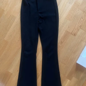 Svarta bootcut kostymbyxor - Snygga svarta bootcut kostymbyxor som aldrig är använda för att dom va för små för mig. Jättesköna, jättesnygga och passar till varje outfit. Om du har fler frågor är det bara att skriva 💕