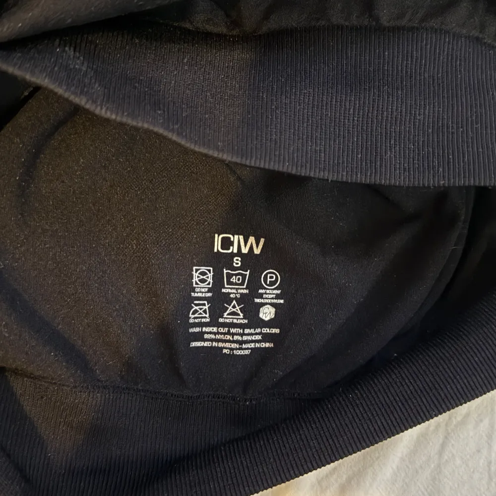 Säljer en svart croppad tränings tröja från ICANIWILL. Tröjan har långa ärmar och en stilren design med logotypen på bröstet. Passar bra till både träning och vardag. Anvånd fåtal gånger och är i fint skick. Neuletakit & Villapaidat.