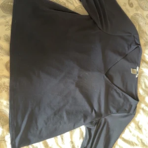 marinblå kortärmad topp / blus - säljer en stilren marinblå kortärmad topp / blus med v-ringning ifrån h&m i storlek m. perfekt för en enkel och elegant look. pris kan diskuteras. tröjan passar även xs/s.     pris kan diskuteras!