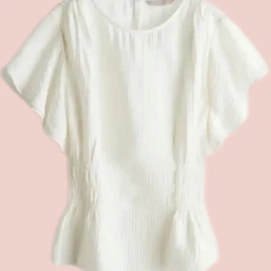 Vit blus med korta ärmar - Säljer en stilren vit blus med korta, vida ärmar och en smickrande passform. Blusen har en lätt textur och en elastisk midja som ger en fin siluett. Perfekt för både vardag och speciella tillfällen.