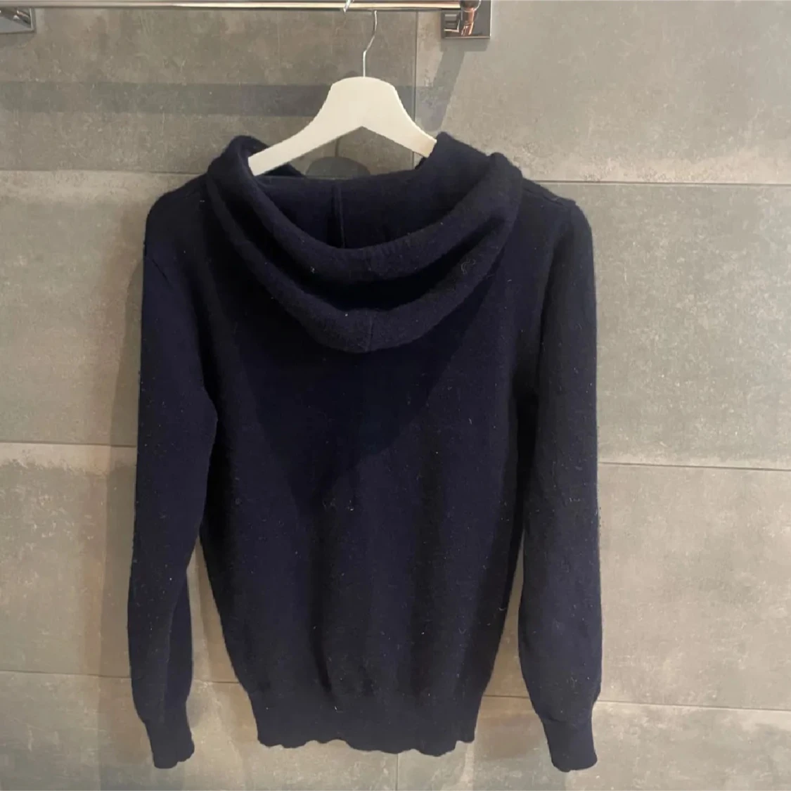 Mörkblå hoodie från Say Less - 1