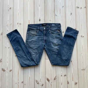 Replay anbass - Säljer nu dessa feta Replay anbass i bra skick. Storlek: 32W 32L. En defekt på baksidan ( Kolla bild 4 ) annars bra skick. Skriv vid minsta lilla fundering eller för mer bilder! 🤩