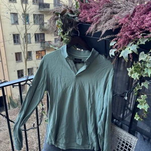 Grön långärmad pikétröja från Massimo Dutti - Fint begagnat skick, kolla sista bilden för mättningar, uppskattar storleken att vara S nypris på någon tusenlapp så passa på inför sommaren och våren!🤩  Köp gärna i bundles för att underlätta i frakt och på detta vis blir jag mer flexibel i pris! Våga buda! 🚚🤝