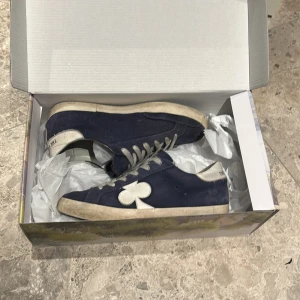 The Gallerist skor - Snygga blå sneakers från The Gallerist med vita detaljer och snörning.  Perfekta för en stilren look. Nypris: 2400kr. Box medföljer. Pris kan sänkas vid snabb affär.