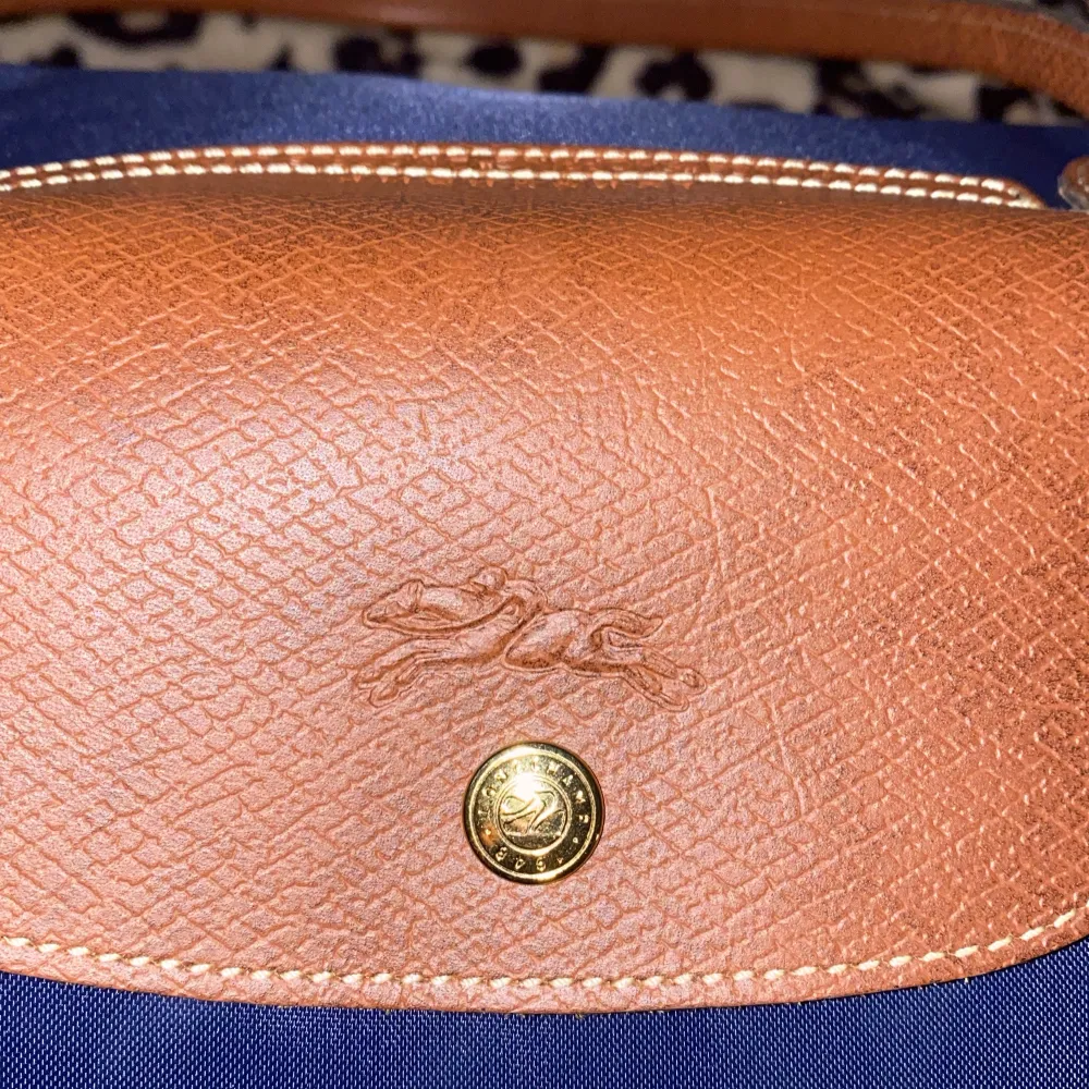 En mörkblå longchamp i storlek L! Har aldrig använt utan den har bara legat hemma för att jag köpte för stor storlek. Den är tidigare köpt på en longchamp butik i Spanien💞 Pris kan sänkas. Ordinarie pris :1600. Laukut & Käsilaukut.