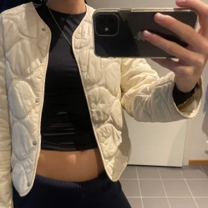 Beige quiltad jacka - Säljer en beige vit quiltad jacka från mango, använd 3-4 ggr därav super skick!! Strl XS🥰❤️Original pris 599kr