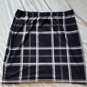 Svart vit kjol - Kjolen är ifrån shein, nästan aldrig använd💕 Väldigt stretchigt material 
