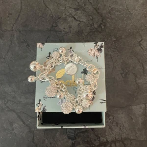 Ioaku silver armband - Säljer mitt helt nya (oanvända) Ioaku silver armband i modellen Berry Sparkle💗💗Orginalförpackning tillkommer såklart!!Orginalpris=999kr men mitt pris = 699 kr