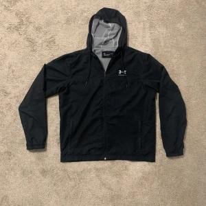 Svart vindjacka från Under Armour - Säljer en svart vindjacka från Under Armour.       Storlek:L 