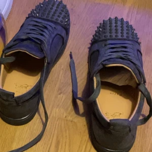 Helt nya loubs - Gråa loubs som är helt nya, endast använda utomhus en gång men de är tvättade undertill så ser helt nya ut. Pris kan diskuteras storlek 44✅