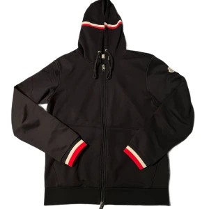 Moncler zip hoodie  - Tja säljer en riktigt snygg Moncler zip äkta såklart  helt ny lappen är kvar fråga efter fler bilder priset går att ändra på den passar också S skriv vid minsta fråga ❤️