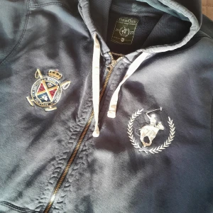 Polo Club zipupp - Säljer en äkta mörkblå zipupp från Polo Club med dragkedja och broderade emblem på bröstet. Str. XXL, den är väldigt stor, men kan passa som baggy. ( fick den av pappa). 💙💙