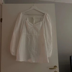 vit klänning - nelly  - säljer denna klänning som är perfekt till studenten! 🩷dragkedja och knyten där bak! storlek 38 men mer som 36
