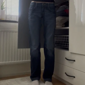 Lågmidjade jeans - Snygga blå jeans från Fornarina.                   Midjemått: ca 36cm & innerbenet: ca 82cm