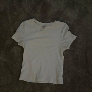 Vit ribbad croppad t-shirt - Vit ribbad t-shirt från h&m💗Toppen är croppad och passar perfekt till både jeans och kjol. 