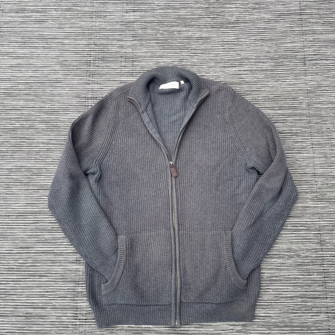 Grå stickad kofta med dragkedja