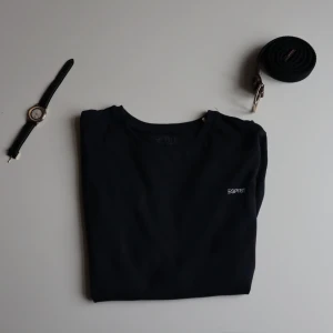  tröja från Esprit - Snygg svart långärmad tröja från Esprit. Perfekt för en stilren look med diskret logga på bröstet. Passar bra till både jeans och chinos. Orginal pris var 679 säljer för 489
