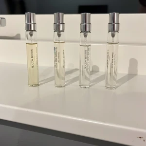 Molton Brown samples 7,5 ml i varje  - 4 olika fräscha och träiga dofter som kommer med en rese flaska där man lägger sin parfym i och så kan man åka runt med den!