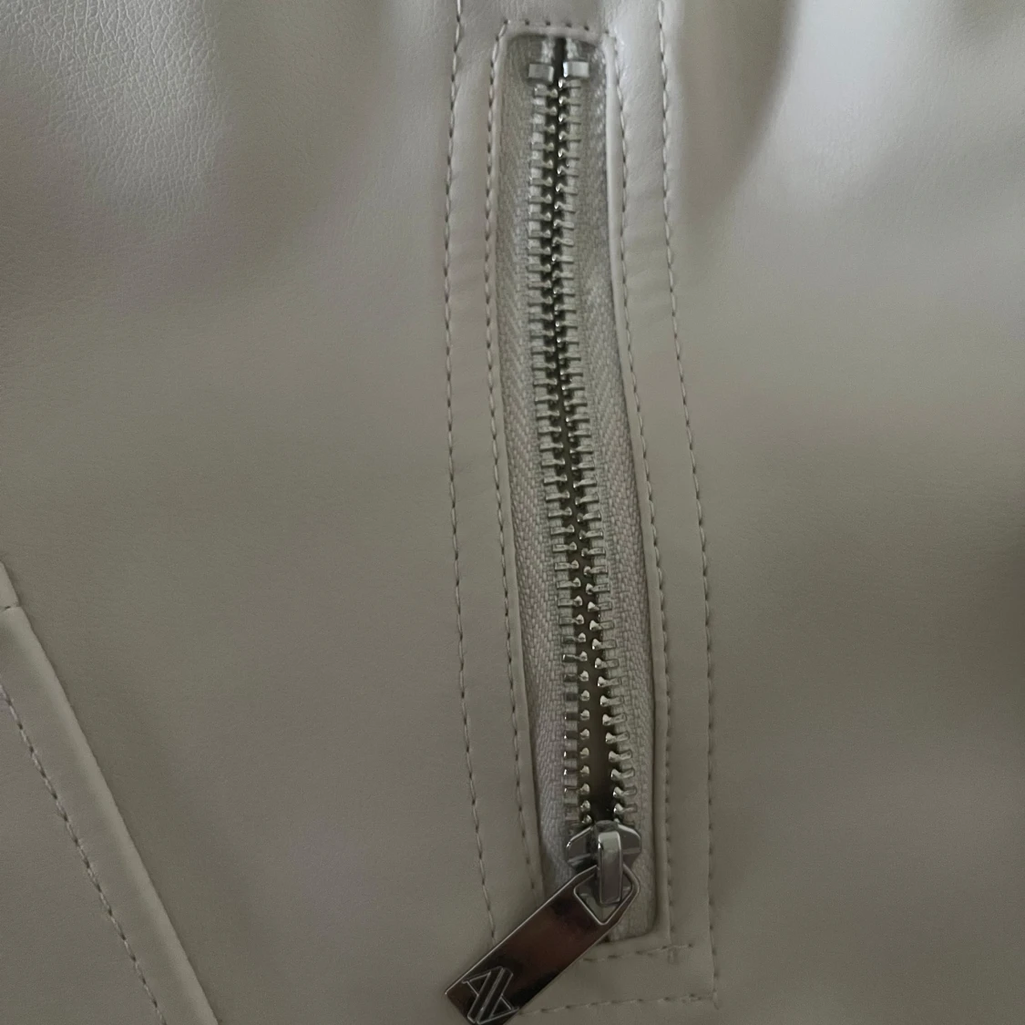 Beige croppad skinnjacka med dragkedja🤍 - 3