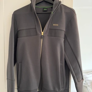 Hugo boss sweatshirt - Hugo boss sweatshirt, aldrig använd eller tvättad. Helt ny köpt på zalando för ca 1700kr storlek s
