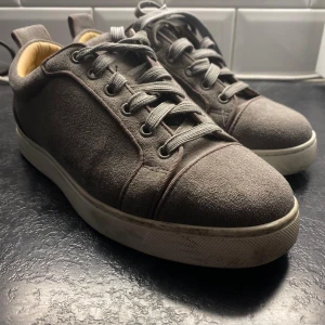 Loubotins Grå Utan spikar - Jag har haft Loubsen i ksk 2 månader jag säljer dom därför de blev för små och för smala för mina fötter. Det gick inte att tvätta bort sulan men annars är det ganska bra kvalitet. Texten inuti skorna gick också bort men annars är dom som ganska nya. Skriv om du vill diskutera pris. Swish 073 992 04 31. Frakt 60