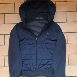  Ralph Lauren cardigan - Ralph lauren cardigan som är svår att få tag på. Den är ganska tunn så blir perfekt nu till våren och sommarkvällar, priset är inte hugget i sten! Strl L men passar nog också M,  OBS! Har en missfärgad fläck på ärmen, kan skicka bilder privat!