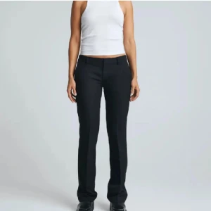 Svarta kostymbyxor med normal passform - Bikboks low waist kostym byxor. Knappt använda. Säljer då dom inte används.🤍