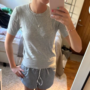 Grå stickad T-shirt  - Grå stickad T-shirt🩶