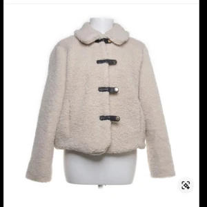 Beige teddyjacka med knäppning - Jättefin Teddy jacka från Zara. Inga defekter och aningens liten i storleken så skulle passa någon med S/M