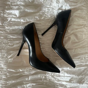 Klackskor - Stilrena klackskor från Buffalo London, strl 36 🤎