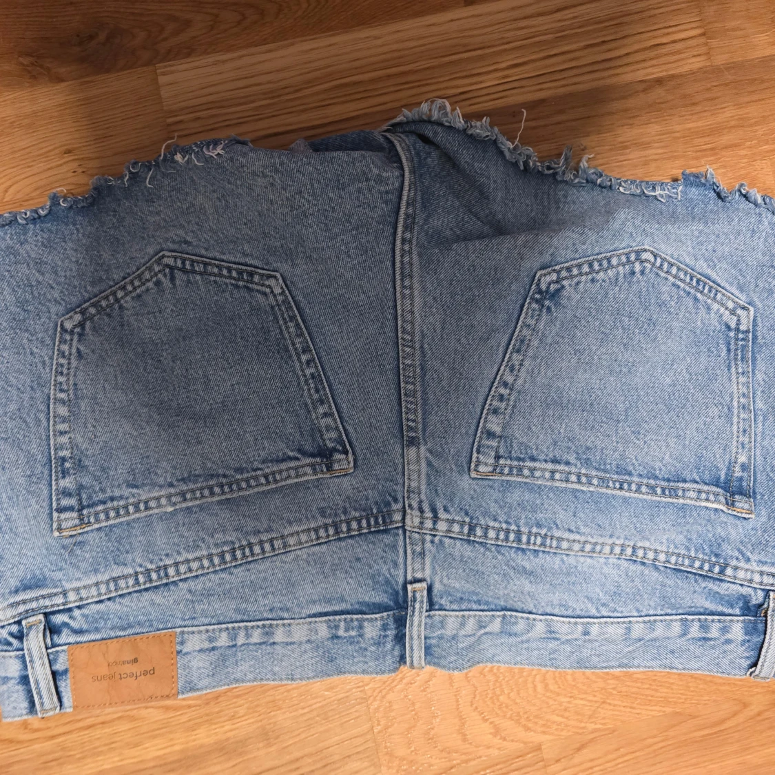 Ljusblå jeanshorts från Gina trico - 1