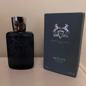 Sedley Parfums De Marley - Hej! Jag säljer en av dem mest underbara sommardofterna på marknaden. Parfums de Marley Sedley. Fräsch och varar för evigt på huden. Nypris ligger på ca 3060kr. Har orderbekräftelsen kvar. Ca 119 av 125ml kvar. Tveka inte om frågor. Underbar doft, säljer för ett startpris på 2350kr. Full presentation medföljer. 