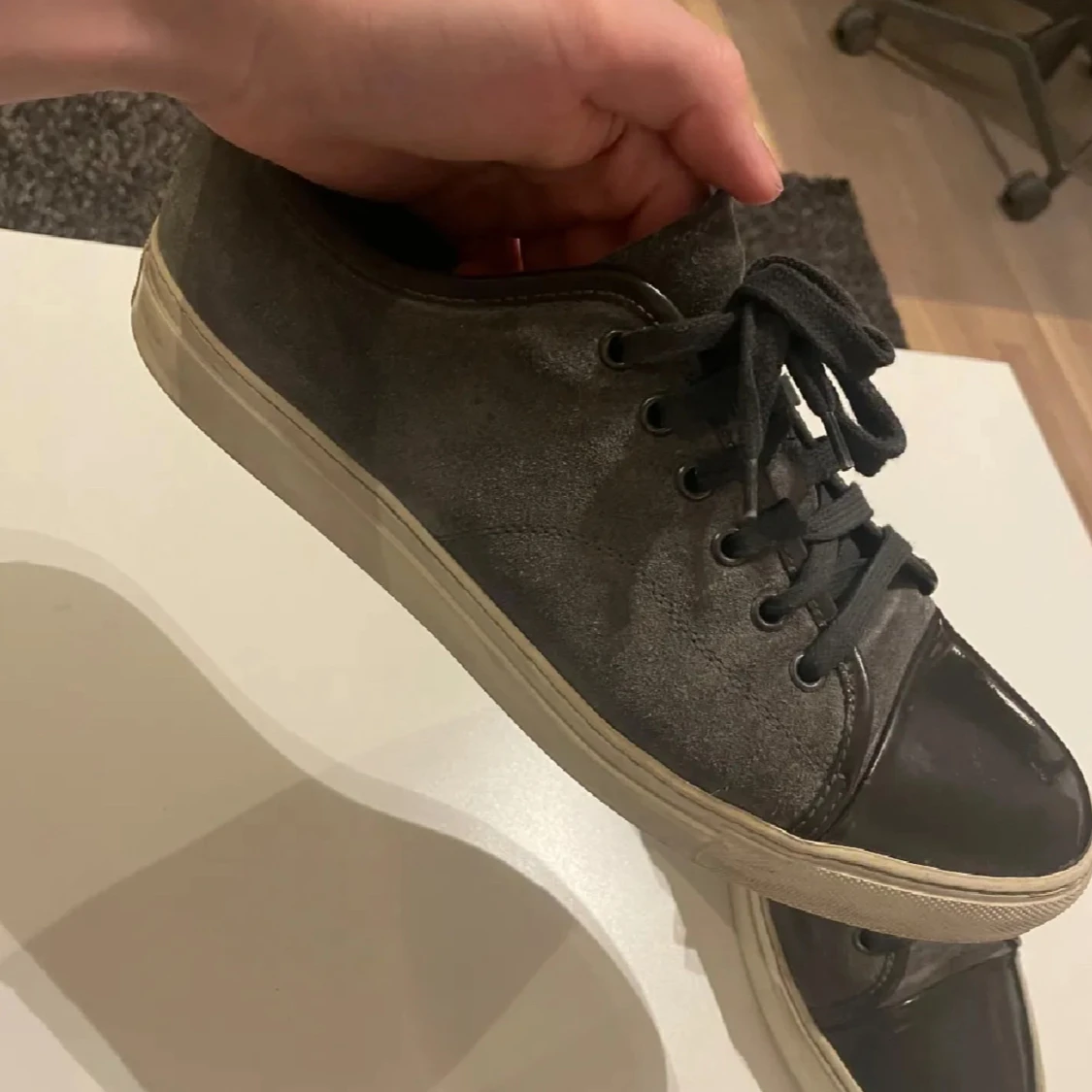 Grå sneakers från Lanvin med svarta detaljer - 1