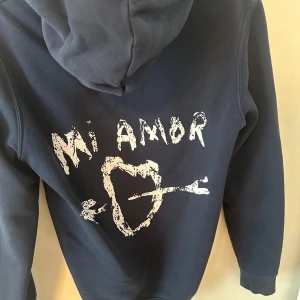 Mörkblå hoodie från Mira Paris  - Säljer den populära ”mi Amor” hoodien från Mira Paris. Den är endast använd 1 gång och är väldigt snygg😊