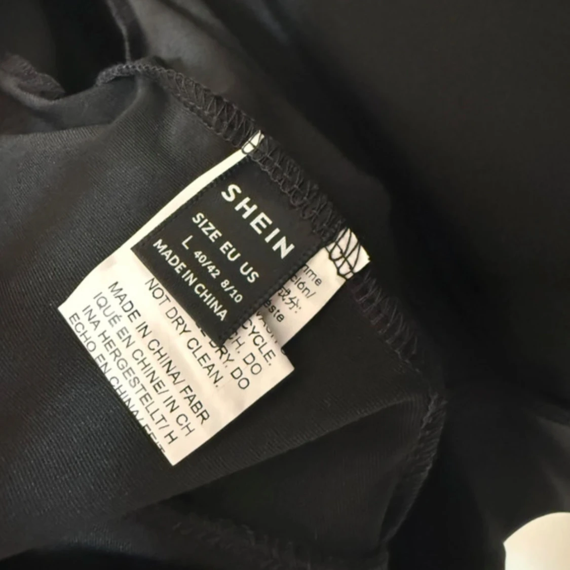 Svart croppad topp med snörning från SHEIN - 2