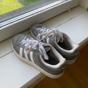 Grå Adidas Campus sneakers - Säljer ett par grå Adidas Campus sneakers. Bra skick!