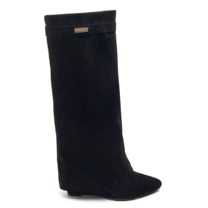 Svarta höga boots  - Säljer ett par svarta höga boots i mocka. Skorna har en stilren design med en liten guld detalj upptill och dragkedja på insidan. Oanvända då jag har två par